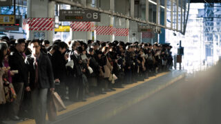 満員の鉄道駅