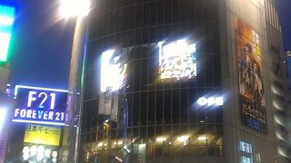 夜の渋谷交差点