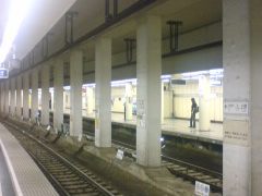 ガラガラの地下鉄駅